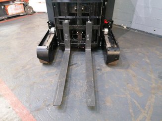 Empilhador retráctil Caterpillar NR20N2H
