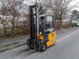 Empilhador de contrapeso 3 rodas Jungheinrich EFG215