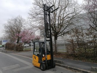 Empilhador de contrapeso 3 rodas Jungheinrich EFG215