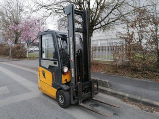 Empilhador de contrapeso 3 rodas Jungheinrich EFG215