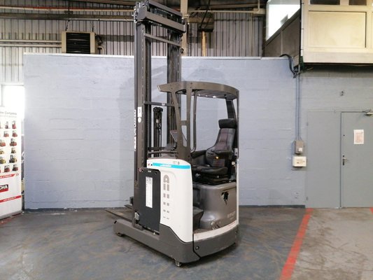 Empilhador retráctil UniCarriers COMPACT UND140 - 1