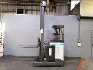 Empilhador retráctil UniCarriers COMPACT UND140 - 2
