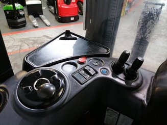 Stacker com condutor transportado Caterpillar NSR20N - 8