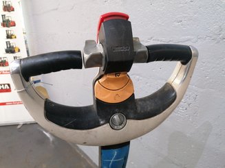 Porta-paletes eléctrico com condutor a pé Crown WP2315 - 8