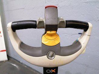 Porta-paletes eléctrico com condutor a pé Crown WP3020 - 8