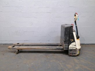 Porta-paletes eléctrico com condutor a pé Crown WP3020 - 1