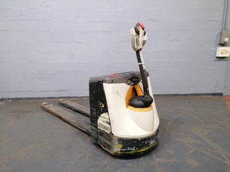 Porta-paletes eléctrico com condutor a pé Crown WP3020 - 2