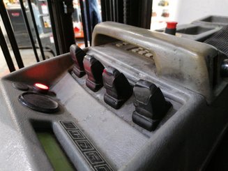 Empilhador retráctil Nissan UNS 160 - 8