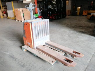 Porta-paletes eléctrico com condutor a pé OMG 316KNM - 1