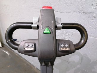 Porta-paletes eléctrico com condutor a pé OMG 330K - 8
