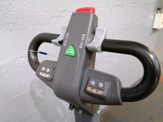 Porta-paletes eléctrico com condutor a pé OMG 330K - 8