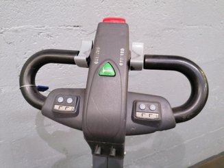 Porta-paletes eléctrico com condutor a pé OMG 330K - 8