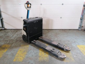Porta-paletes eléctrico com condutor a pé Crown WP3015 - 6