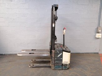 Stacker com condutor a pé Crown WE2300 - 1