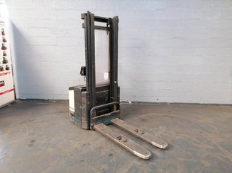 Stacker com condutor a pé Crown WE2300 - 6