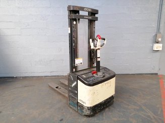 Stacker com condutor a pé Crown WE2300 - 2