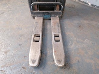 Stacker com condutor a pé Crown WE2300 - 7