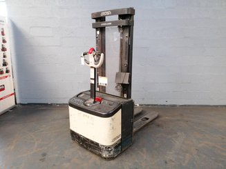 Stacker com condutor a pé Crown WE2300 - 4