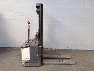 Stacker com condutor a pé Crown WE2300 - 5