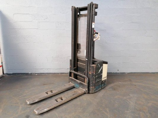 Stacker com condutor a pé Crown WE2300 - 1
