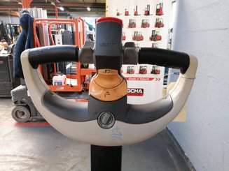 Stacker com condutor a pé Crown WE2300 - 8