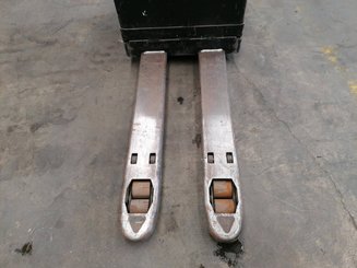 Porta-paletes eléctrico com condutor transportado Crown WT3040 - 4