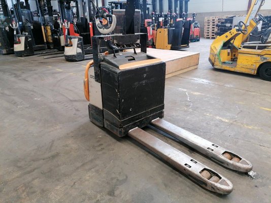 Porta-paletes eléctrico com condutor transportado Crown WT3040 - 1