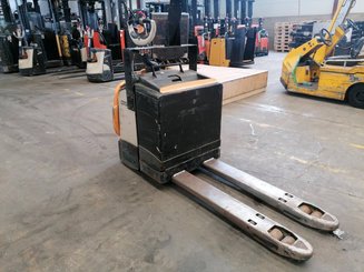 Porta-paletes eléctrico com condutor transportado Crown WT3040 - 1