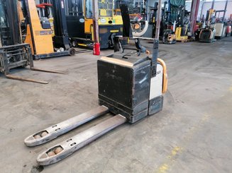 Porta-paletes eléctrico com condutor transportado Crown WT3040 - 3