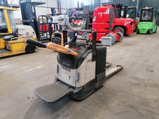 Porta-paletes eléctrico com condutor transportado Crown WT3040 - 1
