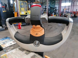 Porta-paletes eléctrico com condutor transportado Crown WT3040 - 5