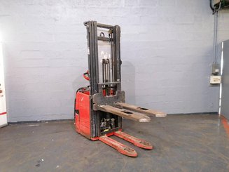 Stacker com condutor a pé Fenwick L16AP - 1