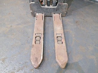 Stacker com condutor a pé Fenwick L16AP - 2