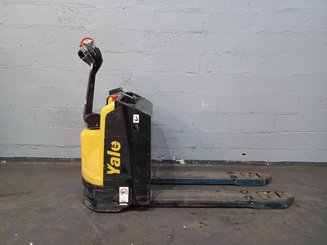 Porta-paletes eléctrico com condutor a pé Yale MP20 AC