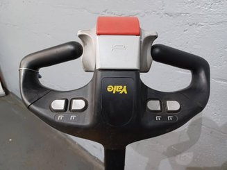 Porta-paletes eléctrico com condutor a pé Yale MP20 AC