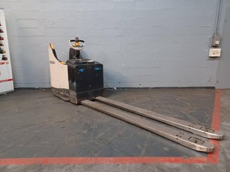 Porta-paletes eléctrico com condutor transportado Crown WT3040-20 - 6