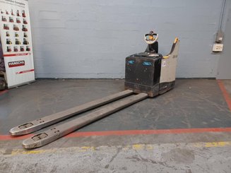 Porta-paletes eléctrico com condutor transportado Crown WT3040-20 - 1