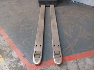 Porta-paletes eléctrico com condutor transportado Crown WT3040-20 - 7