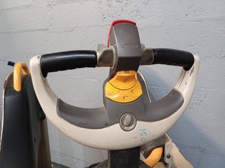 Porta-paletes eléctrico com condutor transportado Crown WT3040-20 - 8