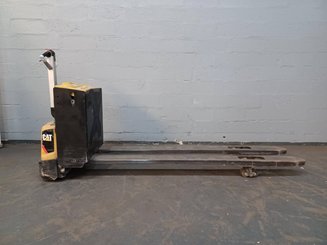 Porta-paletes eléctrico com condutor a pé Caterpillar NPP20N2