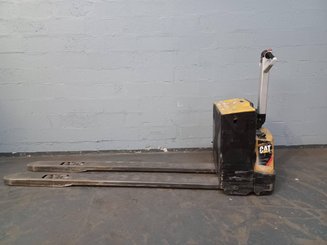 Porta-paletes eléctrico com condutor a pé Caterpillar NPP20N2