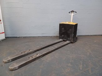 Porta-paletes eléctrico com condutor a pé Caterpillar NPP20N2