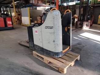 Porta-paletes eléctrico com condutor a pé Crown WT3040 2.00