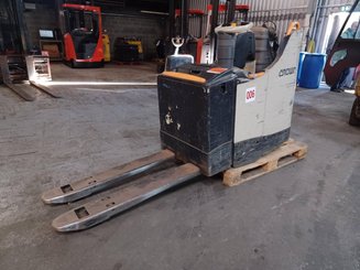 Porta-paletes eléctrico com condutor a pé Crown WT3040 2.00