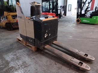 Porta-paletes eléctrico com condutor a pé Crown WT3040 2.00