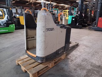 Porta-paletes eléctrico com condutor a pé Crown WT3040 2.00