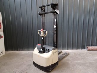 Stacker com condutor a pé Crown WF3000-1.0FT