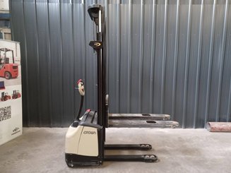 Stacker com condutor a pé Crown WF3000-1.0FT