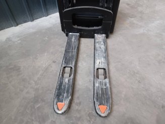 Stacker com condutor a pé Crown WF3000-1.0FT