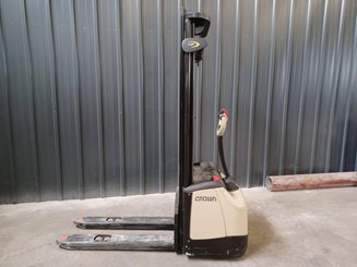 Stacker com condutor a pé Crown WF3000-1.0FT